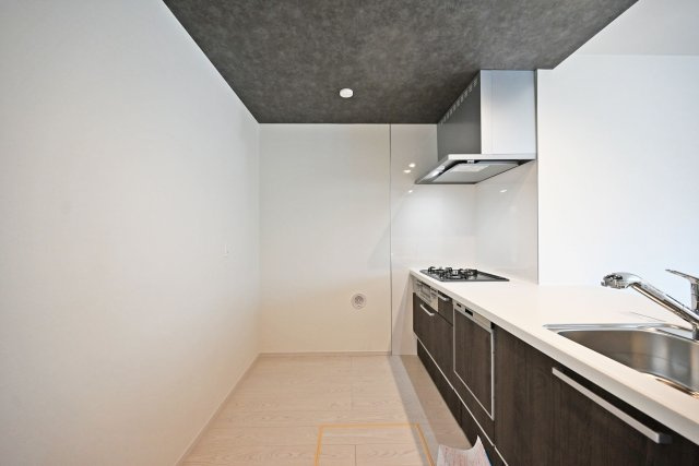 テラシエ下坂部2丁目新築一戸建て全3区画│4LDK+駐車2台可(車種制限有)のキッチン|キッチンスペースはカップボードを置いてユニットの収納庫を開いても十分作業できる幅を設けました。