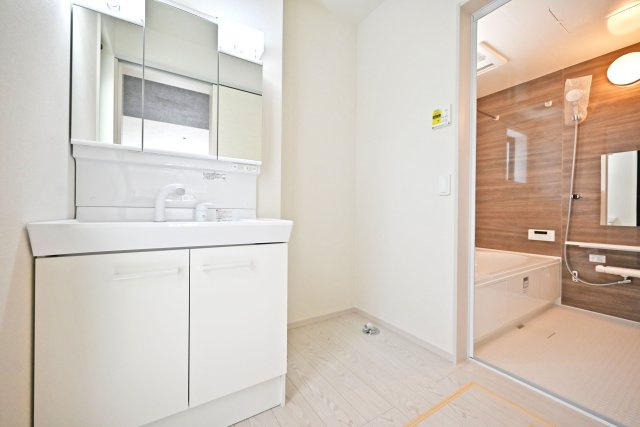 テラシエ下坂部2丁目新築一戸建て全3区画│4LDK+駐車2台可(車種制限有)の独立洗面台|洗面室に入ってすぐの内観写真です。900mm幅のシャンプードレッサーを導入しており、広々と使用できます。十分な明るさのある2照明を採用し、朝支度もスムーズに進みます。