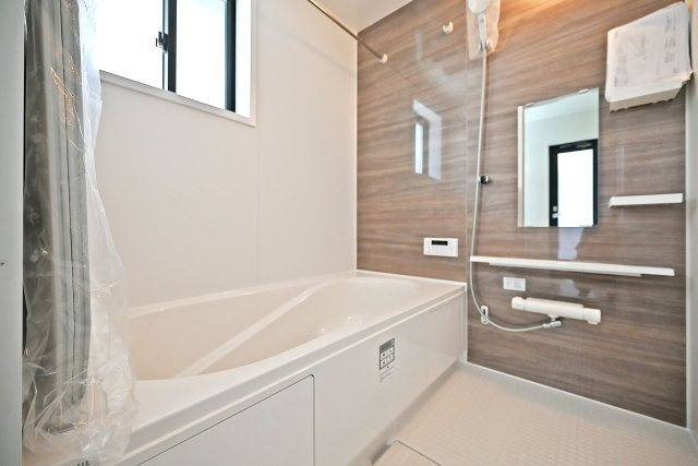 テラシエ下坂部2丁目新築一戸建て全3区画│4LDK+駐車2台可(車種制限有)の浴室|1階浴室の内観写真です。浴室暖房乾燥機付きの1616サイズ、Housetec製のユニットバスを導入しました。