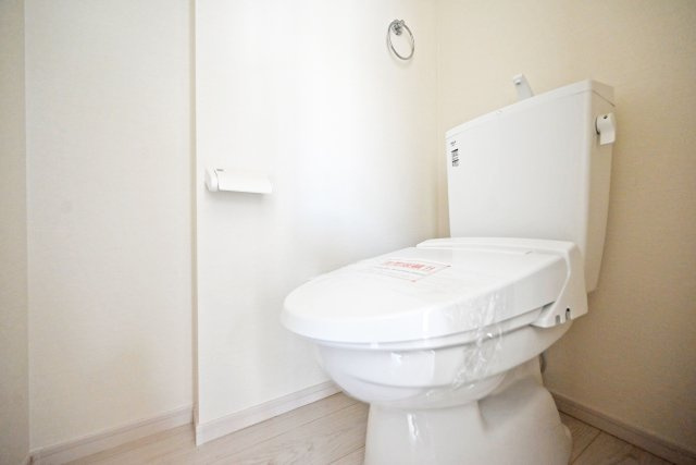 テラシエ下坂部2丁目新築一戸建て全3区画│4LDK+駐車2台可(車種制限有)のトイレ|1・2階に1か所ずつウォッシュトイレを導入しています。