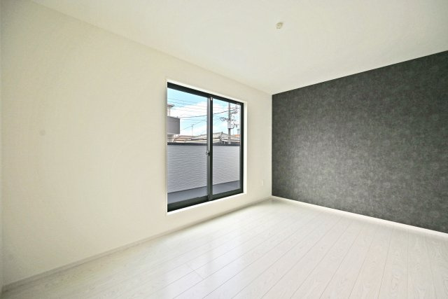 テラシエ下坂部2丁目新築一戸建て全3区画│4LDK+駐車2台可(車種制限有)の洋室|主寝室にはアクセントクロスを配置し、採光も十分に考えた設計をしています。 アクセントクロスはそんなときの「発想」を手助けします。