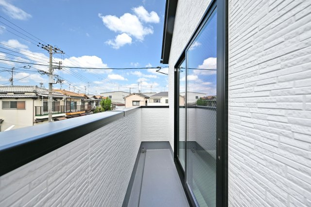 テラシエ下坂部2丁目新築一戸建て全3区画│4LDK+駐車2台可(車種制限有)のバルコニー|2階バルコニーには奥行きがあってたくさんの洗濯物を干すことができ、陽光がたっぷりと室内に行き届きます。