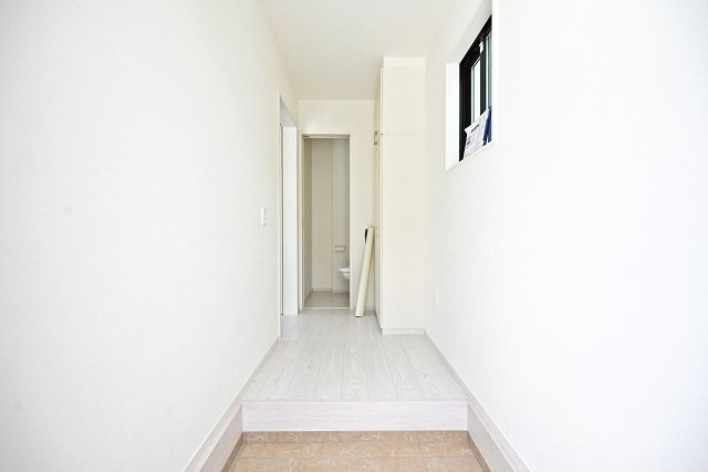 テラシエ下坂部2丁目新築一戸建て全3区画│4LDK+駐車2台可(車種制限有)の玄関|1階玄関に入ってすぐの内観写真です。 上部まで収納があるシューズBOX付き。 毎日使う玄関回りも常に片付いた状態を維持できそうです。