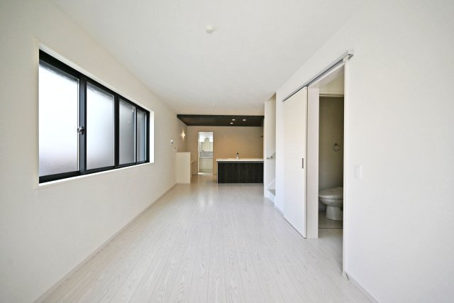 テラシエ下坂部2丁目新築一戸建て全3区画│4LDK+駐車2台可(車種制限有)の居間・リビング|1階LDKをリビング側から正面に撮影した内観写真です。ナチュラルテイストな内装はどんな家具も合わせやすく、お好みのインテリアコーディネートをお楽しみいただけます。