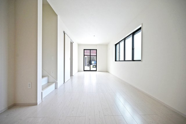 テラシエ下坂部2丁目新築一戸建て全3区画│4LDK+駐車2台可(車種制限有)の居間・リビング|1階LDKをキッチン側から正面に撮影した内観写真です。奥行きがある縦長リビングなので、収納や家具の配置、インテリアコーディネートがしやすいです。