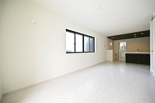 テラシエ下坂部2丁目新築一戸建て全3区画│4LDK+駐車2台可(車種制限有)の居間・リビング|LDKは17.4帖でダイニングテーブルやソファーを設置しても十分な広さとなっております！ 折り下げ天井が採用されたLDKがとても華やかな空間となっております。