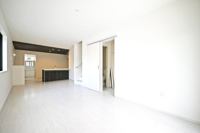 テラシエ下坂部2丁目新築一戸建て全3区画│4LDK+駐車2台可(車種制限有)の居間・リビング|キッチンは対面式ながらカウンタータイプの為手元を隠しながら調理とコミュニケーションの両立が可能。実用性と意匠性を兼ね備えたLDKに仕上がりました。