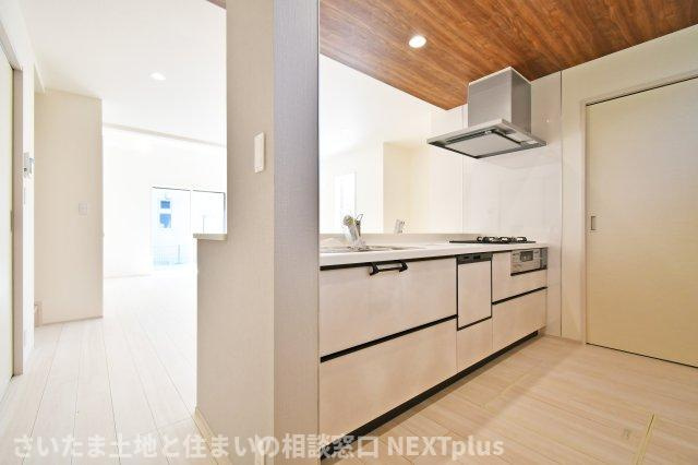 久喜市野久喜3期全1棟のキッチン|独立空間にできるタイプのキッチンスペースです。ベビーゲートをつけることでお子様やペットを刃物や火の元へ近づかせることなく、安心安全にお料理を作ることができます。折り上げ天井が開放感をプラスしています！