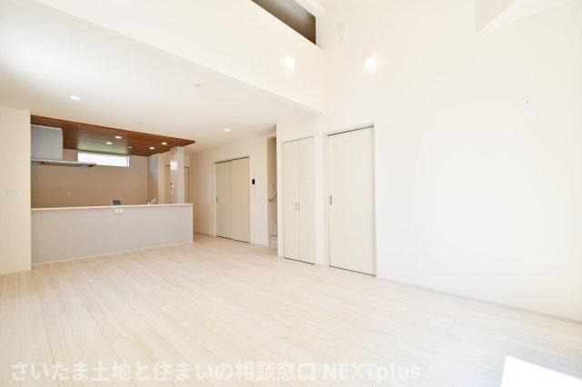 久喜市野久喜3期全1棟の居間・リビング|LDK21.2帖：南側と西側の2面採光なので、陽当たりが良く明るいリビングです。ご友人やご親族を招いても全員がゆとりを持って過ごせる広さがあるので、ホームパーティーを開いても楽しそうですね！