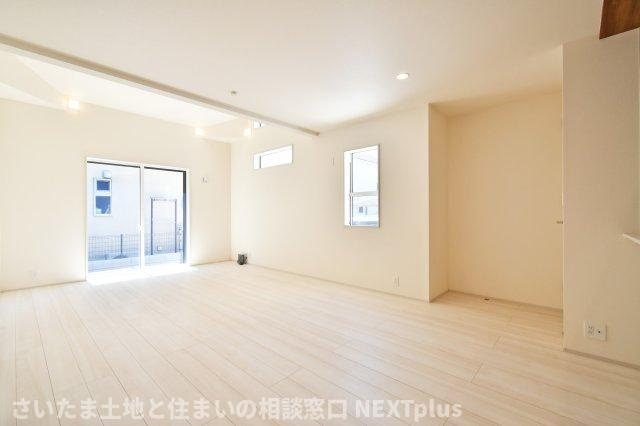 久喜市野久喜3期全1棟の居間・リビング|LDK21.2帖：平屋らしい広々としたリビングです。白を基調としているので空間が広く見える上、勾配天井なので開放感があります！リビング横の洋室への動線になっているので、自然と家族が集まりますね◎