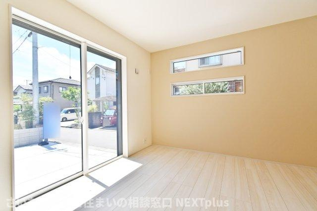 久喜市野久喜3期全1棟の洋室|洋室①6帖：アクセントクロスがおしゃれな洋室です。南側と西側の2面採光なので陽当たりが良好です◎南側の窓を開けるとカースペースなので、車で買い物した荷物を運び入れることができ便利です！