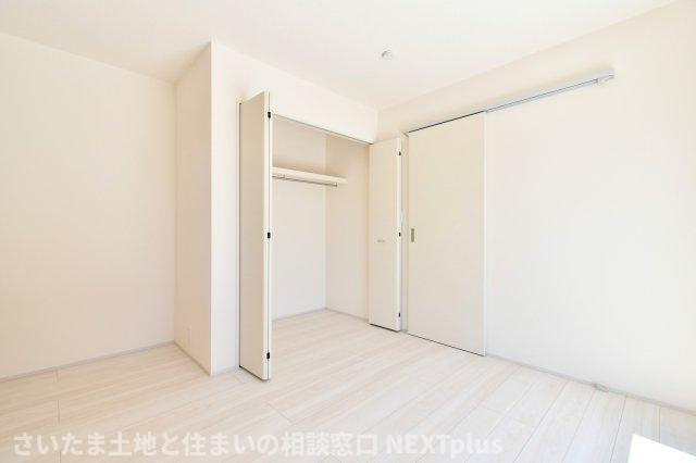 久喜市野久喜3期全1棟の洋室|洋室①6帖：他の部屋と廊下で隔たれているので、プライバシーが守られやすいお部屋です。在宅ワーク部屋にも◎クローゼットはハンガーラックつきなので、かけるだけの楽々収納ができ家事の時短になります◎