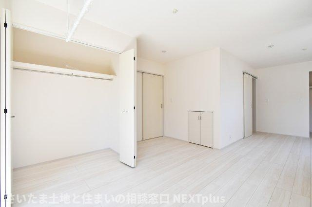 久喜市野久喜3期全1棟の洋室|洋室②11.2帖：家族構成やライフスタイルに合わせて間取りを変更できるお部屋です◎壁を立てて2部屋に変更すると、6帖と5.2帖の洋室になります。どちらも収納付きなので、それぞれの収納スペースとしても◎