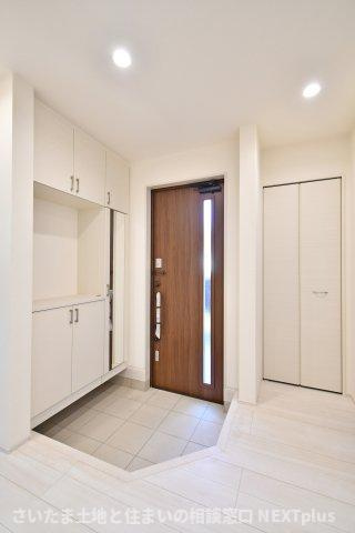 久喜市野久喜3期全1棟の玄関|シューズボックスには姿見が付いているためお出かけ前に全身コーデをチェックする事ができ、忘れ物も軽減できそうです◎廊下を斜めにカットしている事で、大人二人でも同時に靴を履く事ができる広々とした玄関です！
