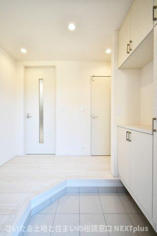 久喜市野久喜3期全1棟の玄関|シューズボックスは上下セパレートタイプですので、季節物で上下に分けて収納する事ができます。また間のスペースには鍵を置くスペースにする事で、外出前に鍵を探すなど慌ただしさが軽減されるのでおすすめです。