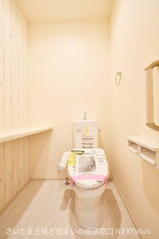 久喜市野久喜3期全1棟のトイレ|トイレ：奥行きにゆとりがあり、圧迫感の少ないトイレスペース。カウンター付き＆アクセントクロスがおしゃれです◎2か所にあるため、争奪戦になりません！老若男女問わずみんなに優しい手すり付きです◎