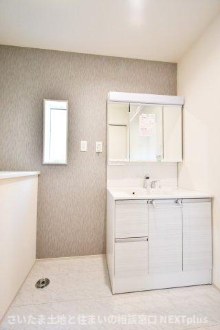 久喜市野久喜3期全1棟の独立洗面台|三面鏡付き洗面台は朝の寝癖直しも楽々。鏡裏には歯ブラシセットやスキンケアも収納できて魅力的です！下の収納にもドライヤーや入浴グッツ、洗剤のストックなど…様々なものが収納できる便利な設備です！