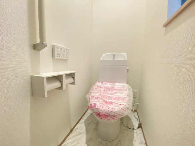 【価格改定】長岡京市滝ノ町2丁目　のトイレ|1階トイレ
温水洗浄便座付トイレ