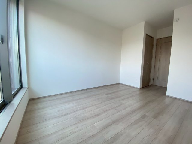 【価格改定】長岡京市滝ノ町2丁目　の洋室|2階洋室6.25帖
ベランダへの動線がある寝室におススメのお部屋です♪