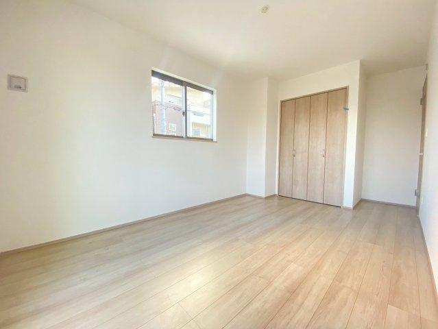 【価格改定】長岡京市滝ノ町2丁目　の洋室|2階洋室7.25帖
南からの採光があるお部屋です。ベランダへ出入りすることも可能です(^^)/