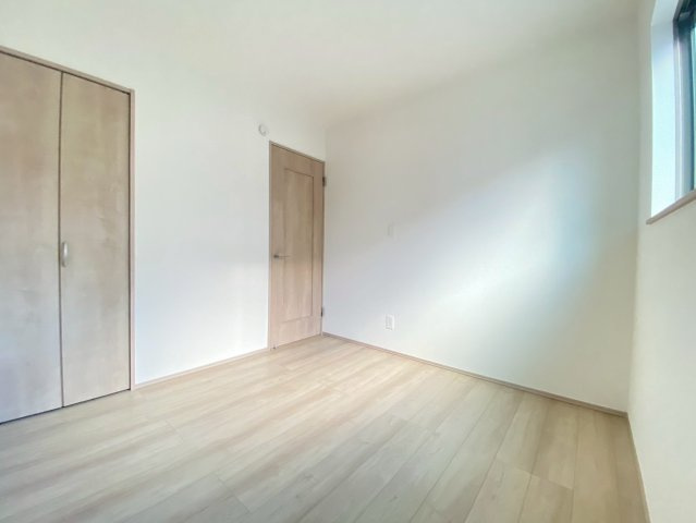 【価格改定】長岡京市滝ノ町2丁目　の洋室|2階洋室4.5帖
子供部屋等にぴったりの広さです！収納もありますので、お片付けも安心です♪