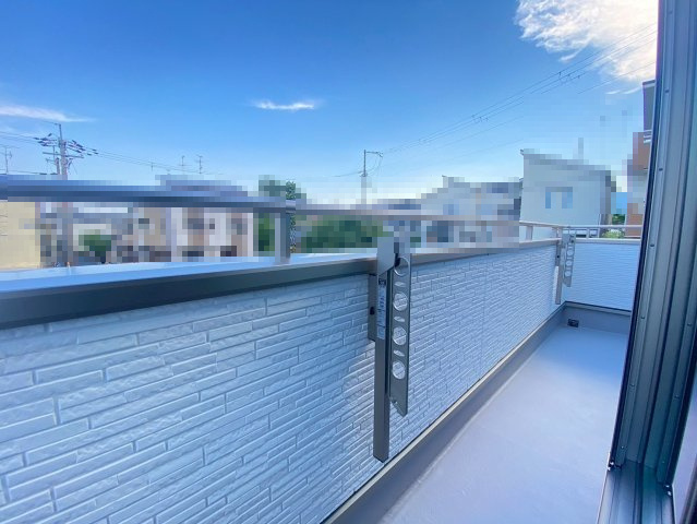 【価格改定】長岡京市滝ノ町2丁目　のバルコニー|二つのお部屋から行き来できるバルコニーです！南からの採光で日当たり良好♪