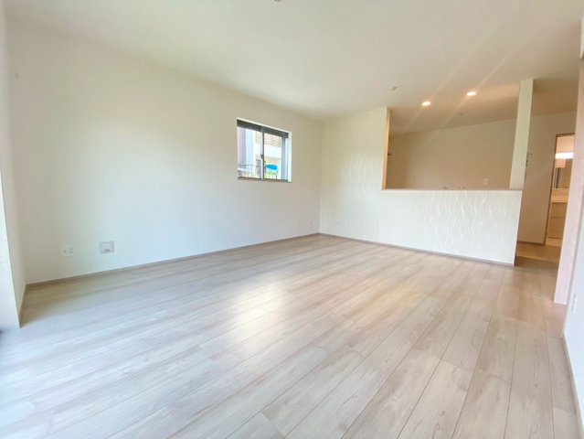 【価格改定】長岡京市滝ノ町2丁目　の居間・リビング|LDK約15.43帖(^^)/
南からの採光がある明るいリビングです！