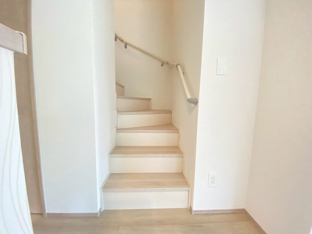 【価格改定】長岡京市滝ノ町2丁目　の設備|帰宅後ご家族と顔を合わせられるリビング階段採用♪