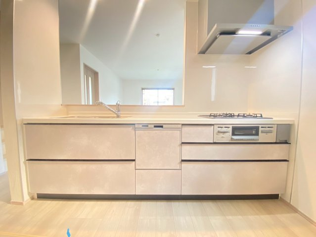 【価格改定】長岡京市滝ノ町2丁目　のキッチン|ホワイトのフローリングに映えるピンクベージュのシステムキッチン♪主婦に嬉しい食器洗乾燥機付き！