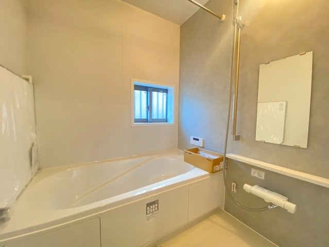 【価格改定】長岡京市滝ノ町2丁目　の浴室|小窓があり、外からの採光も取れる浴室空間となっております♪