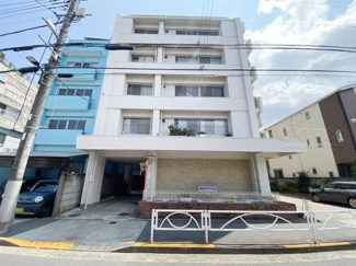 【外観】 | 手入れの行き届いた外壁やエントランスなど、「見ればわかる」レベルで清潔感を保ったマンションです。築年数を感じさせない姿で皆様をお出迎えします。～即日のご見学可能～　お問合せはお気軽にどうぞ。
