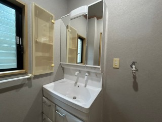 【洗面所】 | 亀幸園ハイツ | 三面鏡の大きな鏡です！