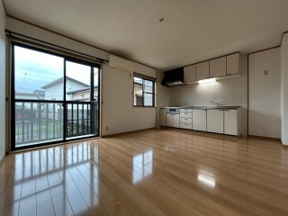 【居間・リビング】 | 亀幸園ハイツ | 12帖の大きなお部屋になっております！