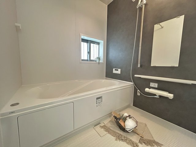 【価格改定】長岡京市滝ノ町2丁目　の浴室|窓付きのシステムバスです。
ブラウン調のアクセントパネルで、お洒落な浴室空間となっております。
