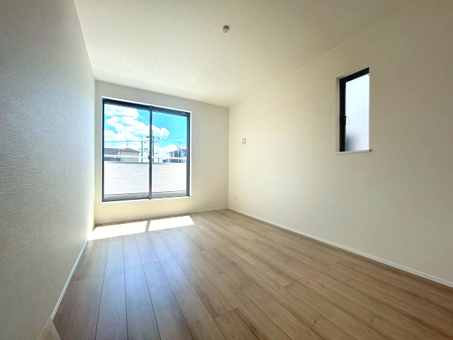 【価格改定】長岡京市滝ノ町2丁目　の洋室|洋室約7.12帖
バルコニーへ出入り可能なお部屋です。クローゼット完備！寝室用にご検討ください。