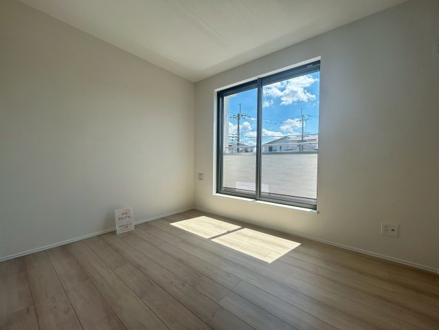 【価格改定】長岡京市滝ノ町2丁目　の洋室|洋室約5.37帖
こちらもバルコニー出入り可能なお部屋です♪