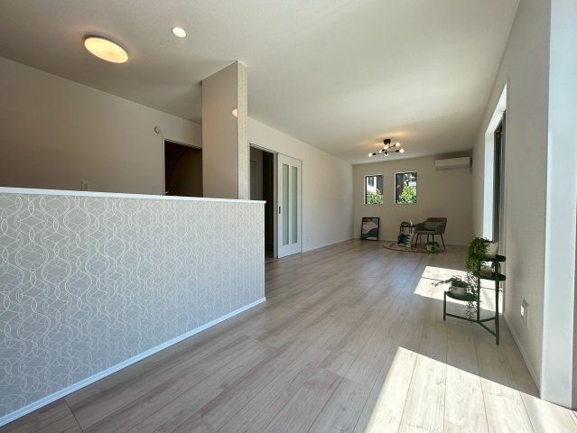 【価格改定】長岡京市滝ノ町2丁目　の居間・リビング|LDK約18.63帖(^^)/
南からの採光がある明るいリビングです！