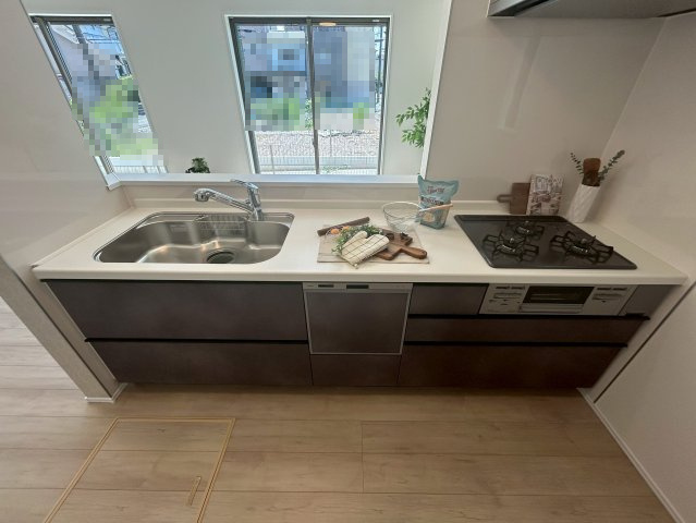 【価格改定】長岡京市滝ノ町2丁目　のキッチン|三口コンロ、食器洗乾燥機のある主婦に嬉しい設備満載のシステムキッチンです(^^）