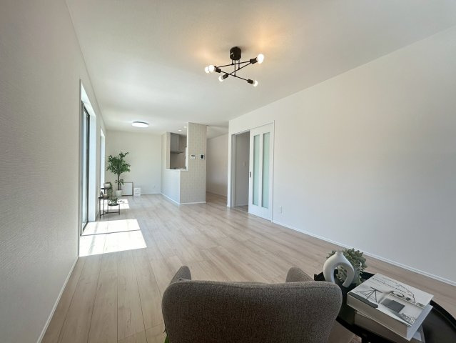 【価格改定】長岡京市滝ノ町2丁目　の居間・リビング|広めのLDKは約18.63帖！
お洒落な空間を自由に演出可能です♪