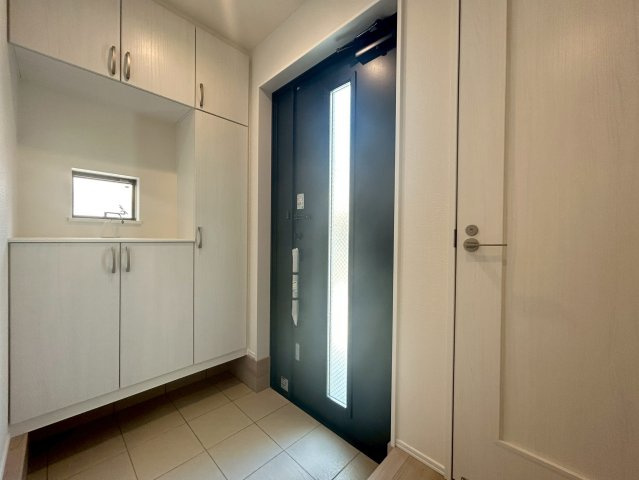 【価格改定】長岡京市滝ノ町2丁目　の玄関|小物などを飾れるスペース付きのシューズボックス付き玄関。
小窓もあり、明かりも入る玄関空間となっております。