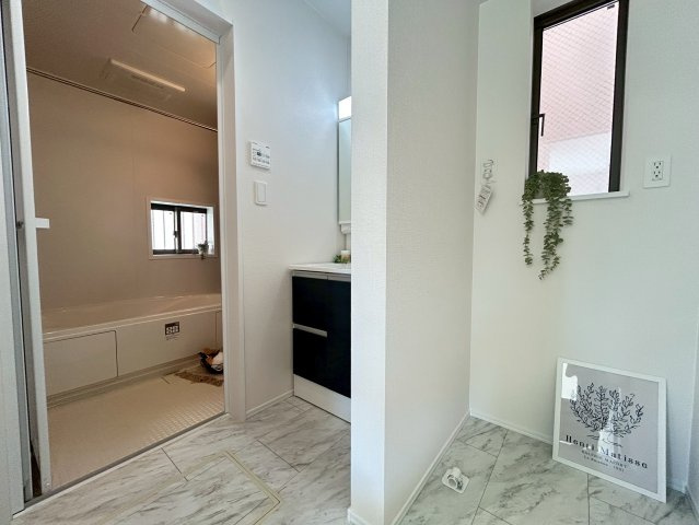 【価格改定】長岡京市滝ノ町2丁目　の洗面所|洗面台横には、仕切りを経て洗濯機置き場がございます。
