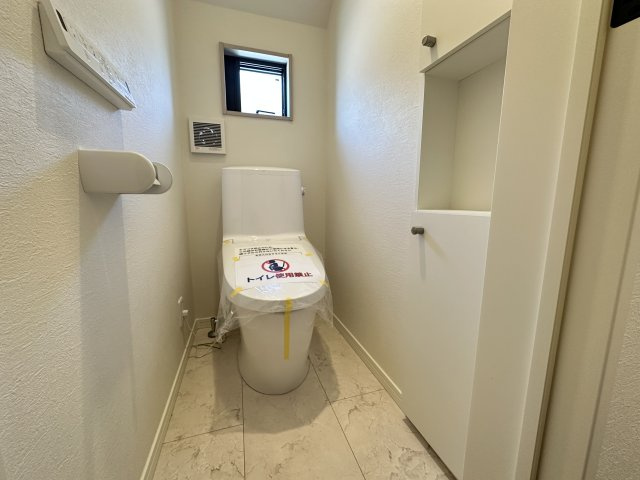 白根６丁目新築戸建のトイレ|温水洗浄便座のトイレ設備です！便利な収納付きです。