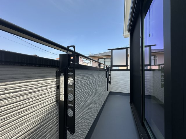 白根６丁目新築戸建のバルコニー|晴れた日は、干したシーツはお日様の温もりを感じる気持ち良い仕上がりになりそうですね。