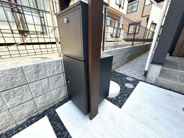 白根６丁目新築戸建の玄関|不在時にもあると大変便利な宅配ボックスを完備。