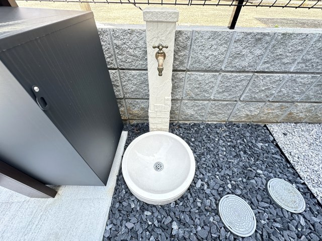 白根６丁目新築戸建のその他|家庭菜園やガーデニングの水やりに使いやすい水栓設備です。かわいいデザインも魅力的ですね。