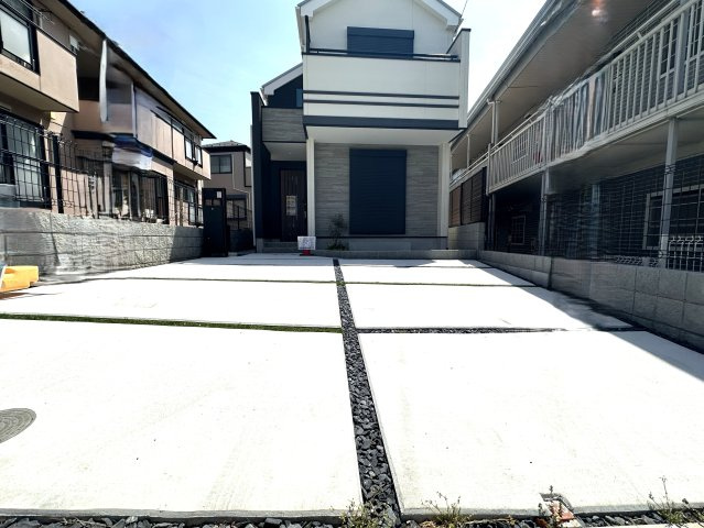 白根６丁目新築戸建の駐車場|広いクローゼットなので、お子様の成長に合わせた収納ができそうですね。