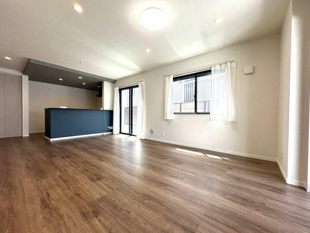 白根６丁目新築戸建の居間・リビング|広いLDKは家具の配置の悩みもなく開放的な空間になっているので、是非ご見学ください。