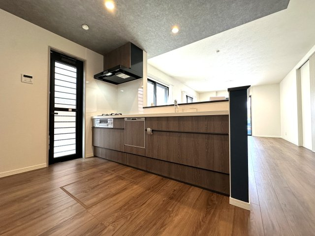 白根６丁目新築戸建のキッチン|LDKが見渡せるカウンターキッチン、お料理をしながら家族との団欒の時間も過ごせるキッチンです。