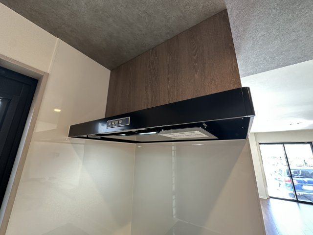 白根６丁目新築戸建のキッチン|お手入れのしやすい薄型レンジフード。