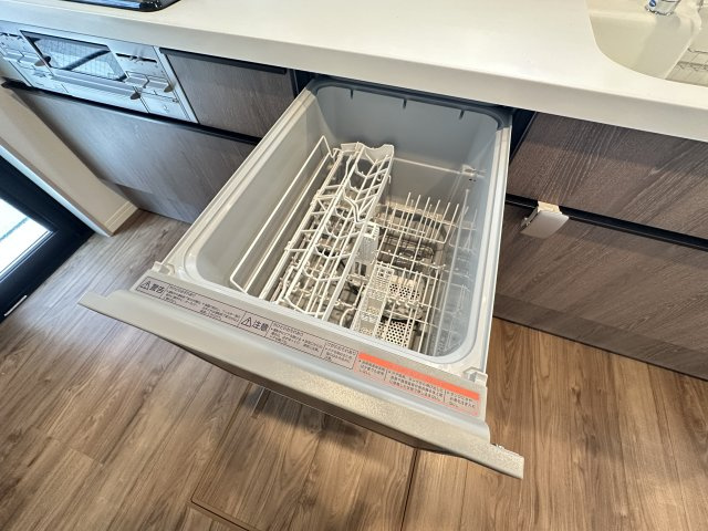 白根６丁目新築戸建のキッチン|家事の時短にも役立つ食器洗浄乾燥機を標準装備。